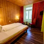 Hotel Curuna Pensiun-fruehstueckspension