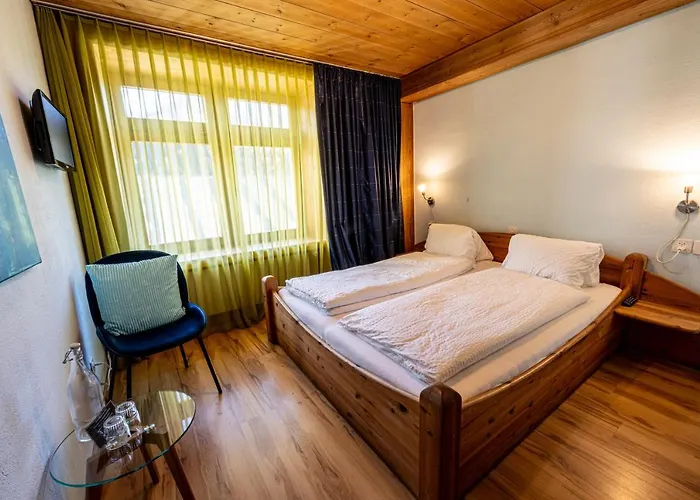 Hotel Curuna Pensiun-Fruehstueckspension Scuol