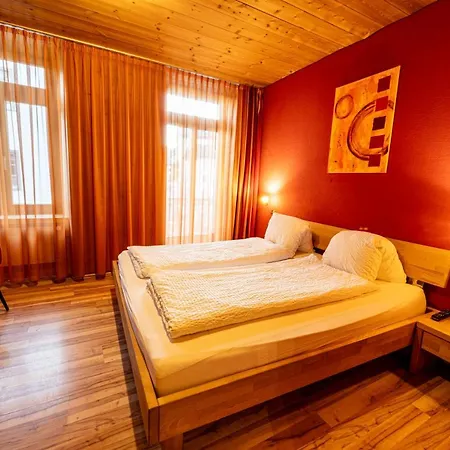 Hotel Curuna Pensiun-fruehstueckspension