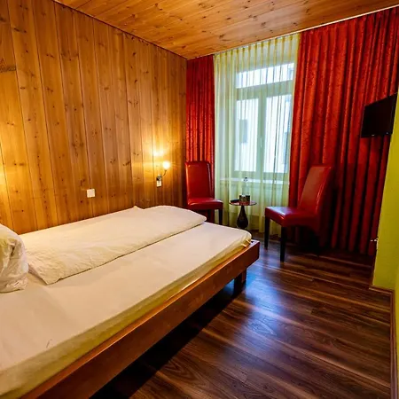 Hotel Curuna Pensiun-fruehstueckspension