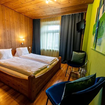 Curuna Pensiun-fruehstueckspension Szálloda 2*